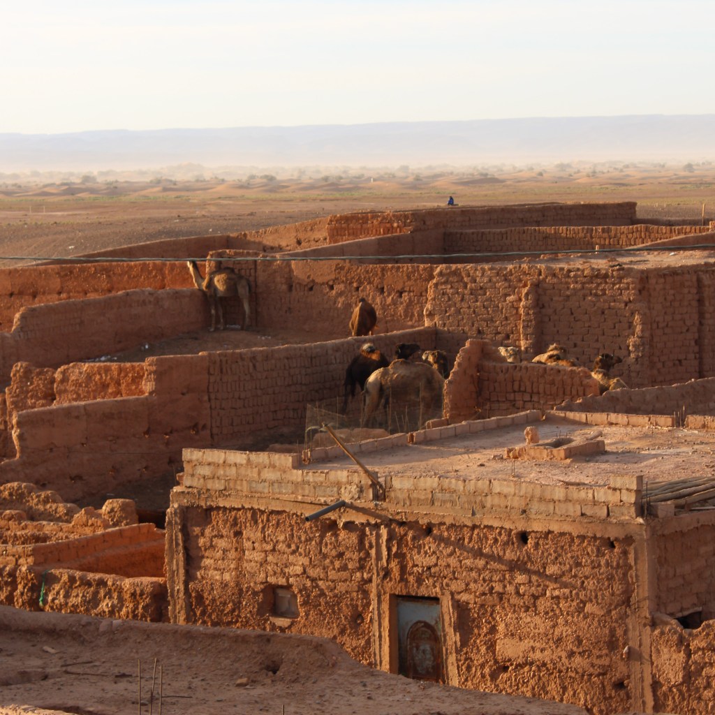 Vista de las casas de adobe en un pueblo en el desierto, Marruecos